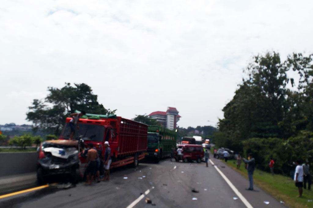 Sebanyak tujuh kendaraan terlibat kecelakaan beruntun di ruas jalan tol dalam Kota Semarang, Jawa Tengah, antara Jatingaleh-Krapyak, Kamis, 16 Maret 2023.