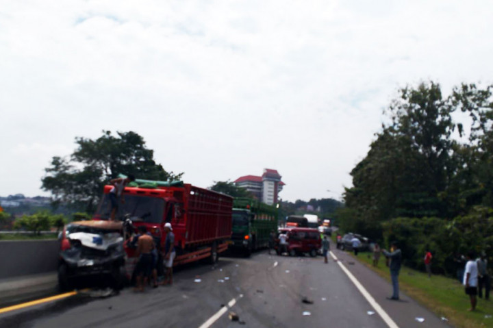 Sebanyak tujuh kendaraan terlibat kecelakaan beruntun di ruas jalan tol dalam Kota Semarang, Jawa Tengah, antara Jatingaleh-Krapyak, Kamis, 16 Maret 2023.