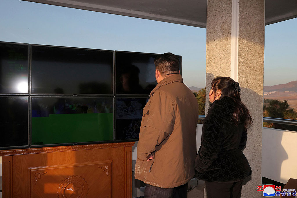 Pemimpin Korea Utara Kim Jong Un, didampingi putrinya, mengawasi uji coba rudal balistik antarbenua (ICBM), Kamis, 16 Maret 2023.