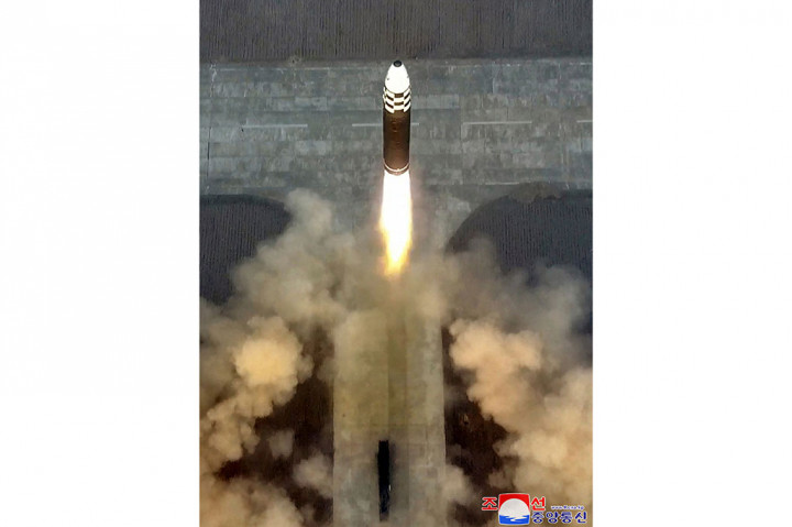 Pyongyang mengatakan rudal itu terbang pada ketinggian maksimum sekitar 6.000 km (3.700 mil) dan terbang sekitar 1.000 km (620 mil) sebelum secara akurat mendarat di area yang telah ditentukan di perairan terbuka di lepas Laut Timur Korea,