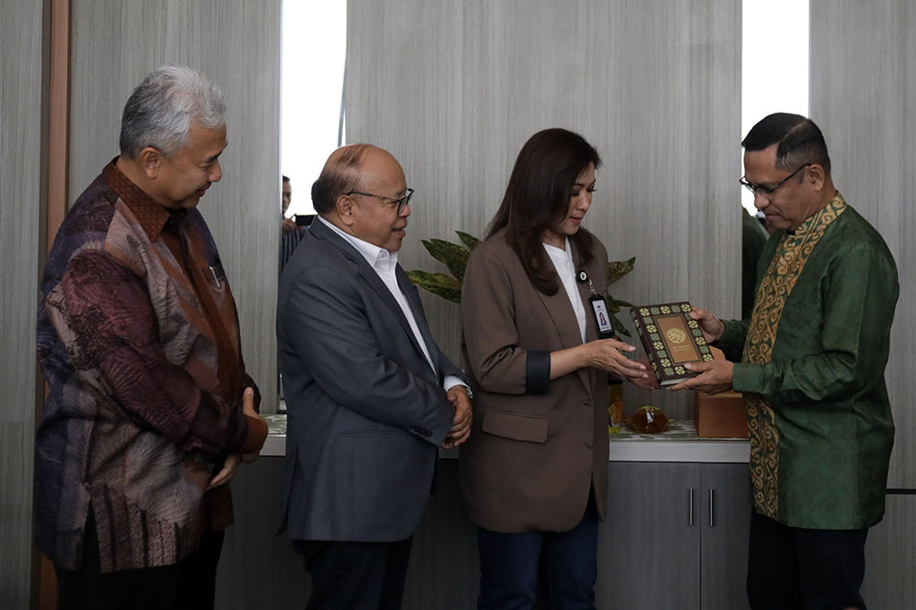 Dalam kesempatan itu MGN juga mendapatkan waqaf sebanyak 1.000 Alquran dari Sinarmas untuk disalurkan ke pihak yang layak untuk menerima.