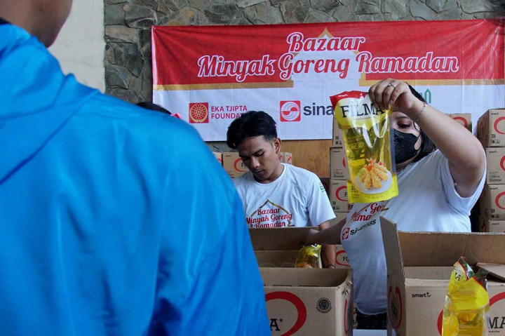 Sebanyak 3.000 liter minyak goreng disediakan dengan maksimum pembelian 2 liter untuk setiap karyawan.