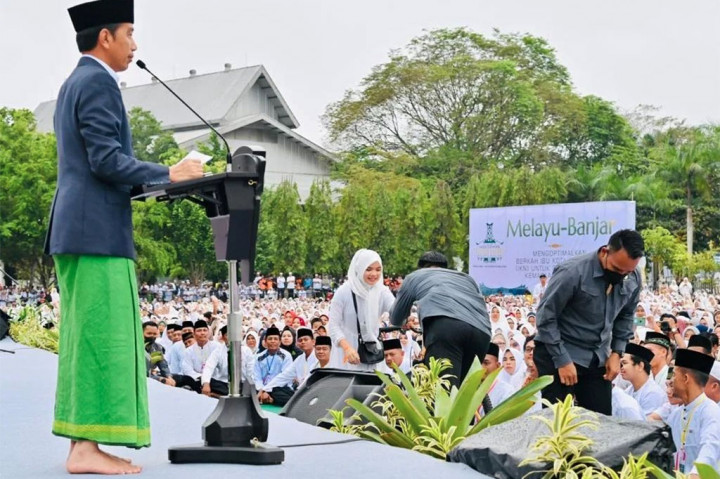 Presiden Joko Widodo (Jokowi) mengapresiasi sumbangsih para tokoh agama dan tokoh adat Kalimantan Selatan dalam mendorong serta memperbaiki pembangunan di Indonesia.