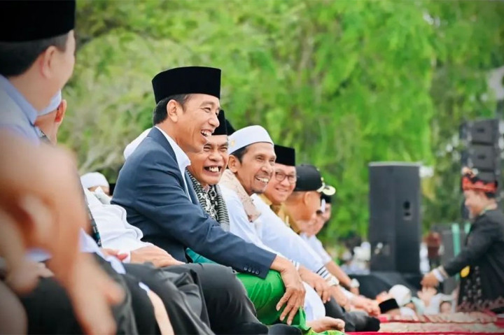 Turut mendampingi Presiden menemui tokoh agama dan tokoh adat Kalsel adalah Menteri Pertahanan Prabowo Subianto, Sekretaris Kabinet Pramono Anung, Kapolri Jenderal Listyo Sigit Prabowo, Gubernur Kalimantan Selatan Sahbirin Noor, dan Bupati Tabalong Anang Syakhfiani.