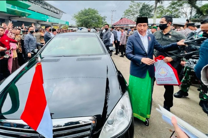 Selain mengecek harga kebutuhan pokok, Presiden juga menyerahkan sejumlah bantuan sosial dan kaos kepada para pedagang dan masyarakat yang hadir di pasar tersebut.