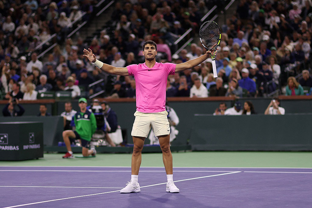 Alcaraz membukukan kemenangan pertamanya atas petenis peringkat 10 Kanada itu dalam empat pertemuan mereka, sekaligus mempertahankan upayanya merebut kembali peringkat nomor satu dunia.