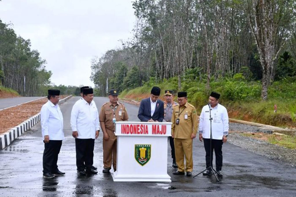 Presiden Joko Widodo meresmikan Jalan Nan Sarunai Ruas Simpang 4 Islamic Center--Tanjung Selatan, Tabalong, Kalimantan Selatan, Jumat, 17 Maret 2023.