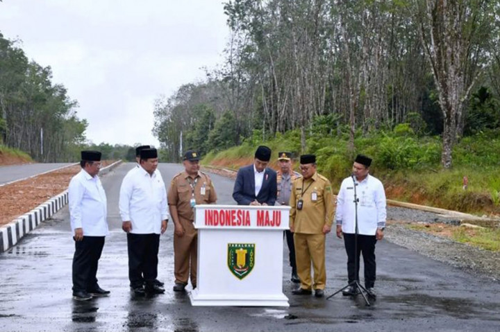 Presiden Joko Widodo meresmikan Jalan Nan Sarunai Ruas Simpang 4 Islamic Center--Tanjung Selatan, Tabalong, Kalimantan Selatan, Jumat, 17 Maret 2023.