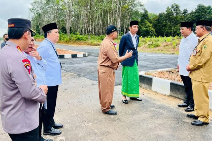 Jokowi mengatakan bahwa terjadi peningkatan pertumbuhan ekonomi di Kabupaten Tabalong selama dua tahun terakhir, sebagaimana laporan dari Bupati Tabalong Anang Syakhfiani. Pertumbuhan ekonomi pada 2021 sebesar 3,27 persen, kemudian meningkat menjadi 5,30 persen pada 2022.