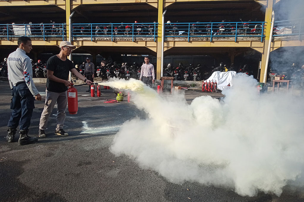 Latihan pemadaman kebakaran yang diikuti sekitar 20 karyawan MGN tersebut digelar di lapangan parkir depan Masjid Nursiah Daud Paloh, Kedoya, Jakarta Barat, Jumat, 17 Maret 2023.