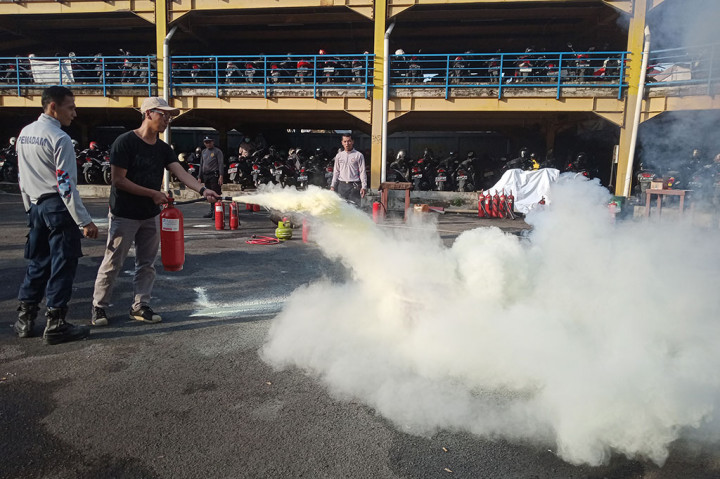 Latihan pemadaman kebakaran yang diikuti sekitar 20 karyawan MGN tersebut digelar di lapangan parkir depan Masjid Nursiah Daud Paloh, Kedoya, Jakarta Barat, Jumat, 17 Maret 2023.