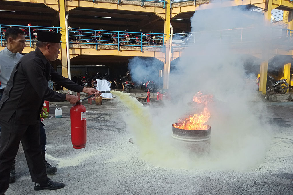Petugas dari Dinas Pemadam Kebakaran Jakarta Barat, Baden, menyatakan bahwa saat terjadi kebakaran kita diimbau tidak boleh panik dan harus berpikir dengan tenang. 