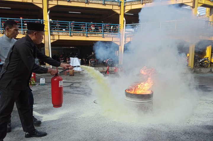 Petugas dari Dinas Pemadam Kebakaran Jakarta Barat, Baden, menyatakan bahwa saat terjadi kebakaran kita diimbau tidak boleh panik dan harus berpikir dengan tenang. 