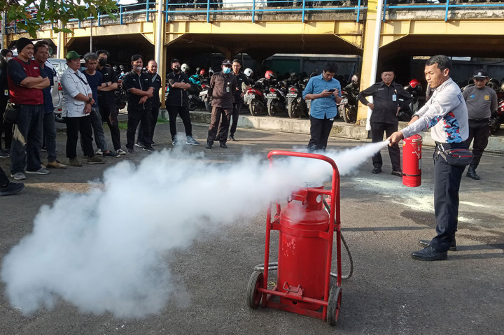 Dia menyatakan bahwa petugas pemadam kebakaran DKI Jakarta siap siaga 24 jam dan tidak dipungut biaya sepeser pun dalam melaksanakan tugasnya. 