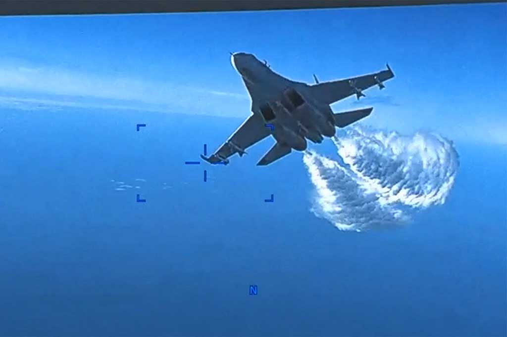 Dalam video tersebut, sebuah Su-27 Rusia mendekati MQ-9 dan membuang bahan bakar di dekat pesawat tak berawak itu.