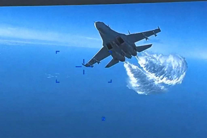 Dalam video tersebut, sebuah Su-27 Rusia mendekati MQ-9 dan membuang bahan bakar di dekat pesawat tak berawak itu.