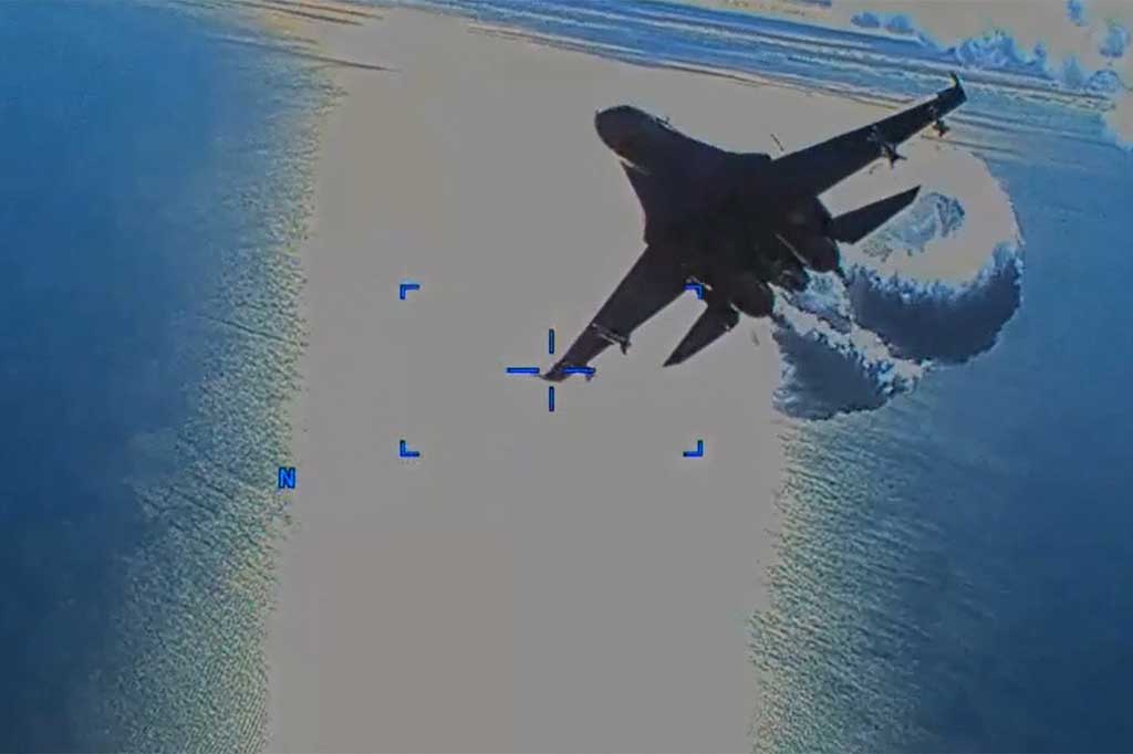 Kemudian, Su-27 lainnya menabrak drone itu.