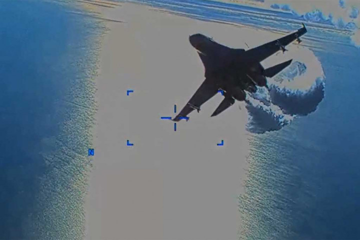 Kemudian, Su-27 lainnya menabrak drone itu.