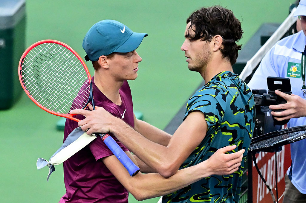 Perjuangan petenis peringkat lima dunia asal AS Taylor Fritzz untuk mempertahankan gelar Indian Wells harus terhenti setelah kalah dari petenis peringkat 13 asal Italia Jannik Sinner 4-6, 6-4, 4-6 pada babak perempat final, Jumat, 17 Maret 2023 WIB.