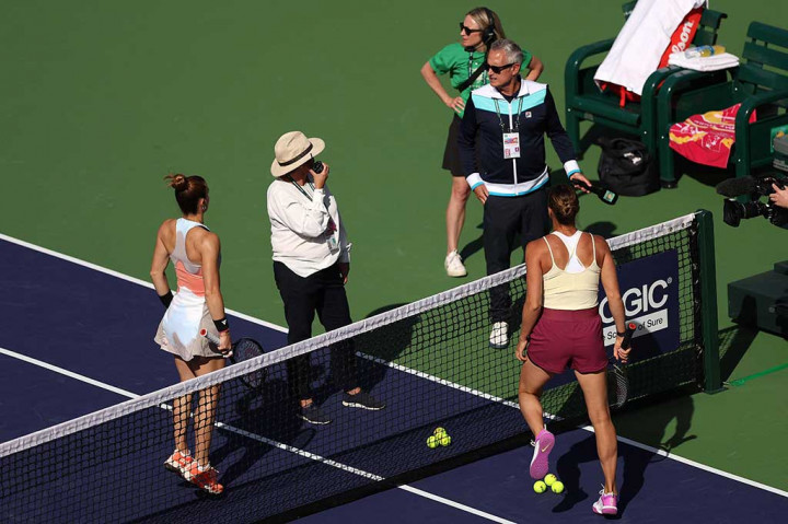 Pertandingan ditunda selama lebih dari setengah jam karena kerusakan sistem audio di Stadium Court, yang mempengaruhi mikrofon wasit dan sistem Hawk-Eye yang digunakan untuk seluruh turnamen.