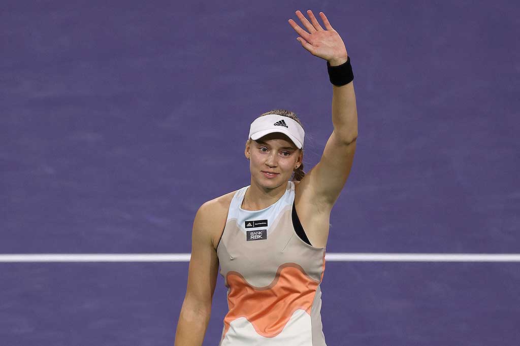Elena Rybakina melakukan selebrasi usai menjegal petenis nomor satu dunia Iga Swiatek, Sabtu, 18 Maret 2023. Rybakuna menantang Aryna Sabalenka di final Indian Wells. 
