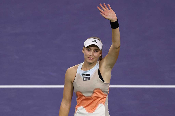 Elena Rybakina melakukan selebrasi usai menjegal petenis nomor satu dunia Iga Swiatek, Sabtu, 18 Maret 2023. Rybakuna menantang Aryna Sabalenka di final Indian Wells. 