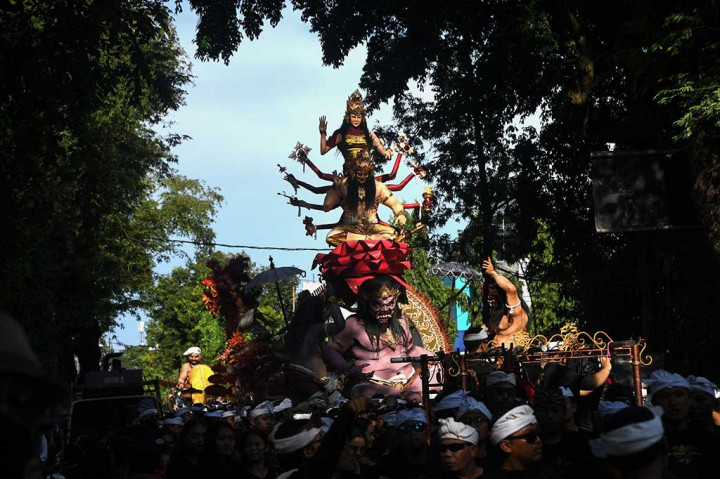 Ribuan warga Hindu di Bali mengikuti Upacara Melasti di Pantai Padang Galak, Kota Denpasar, Sabtu, 18 Maret 2023. Melasti digelar menjelang datangnya Hari Suci Nyepi tahun Saka 1945.