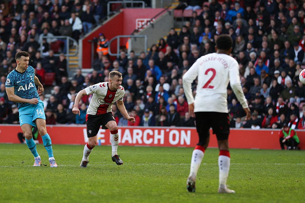 Tottenham memperbesar keunggulan mereka menjadi 3-1 pada menit ke-74. Ivan Perisic menyambar bola rebound hasil sundulan pemain Southampton, dengan sepakan voli kaki kiri dan memantul tanah untuk menjebol gawang Bazunu.