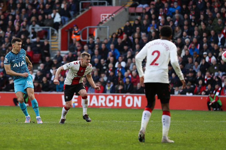 Tottenham memperbesar keunggulan mereka menjadi 3-1 pada menit ke-74. Ivan Perisic menyambar bola rebound hasil sundulan pemain Southampton, dengan sepakan voli kaki kiri dan memantul tanah untuk menjebol gawang Bazunu.