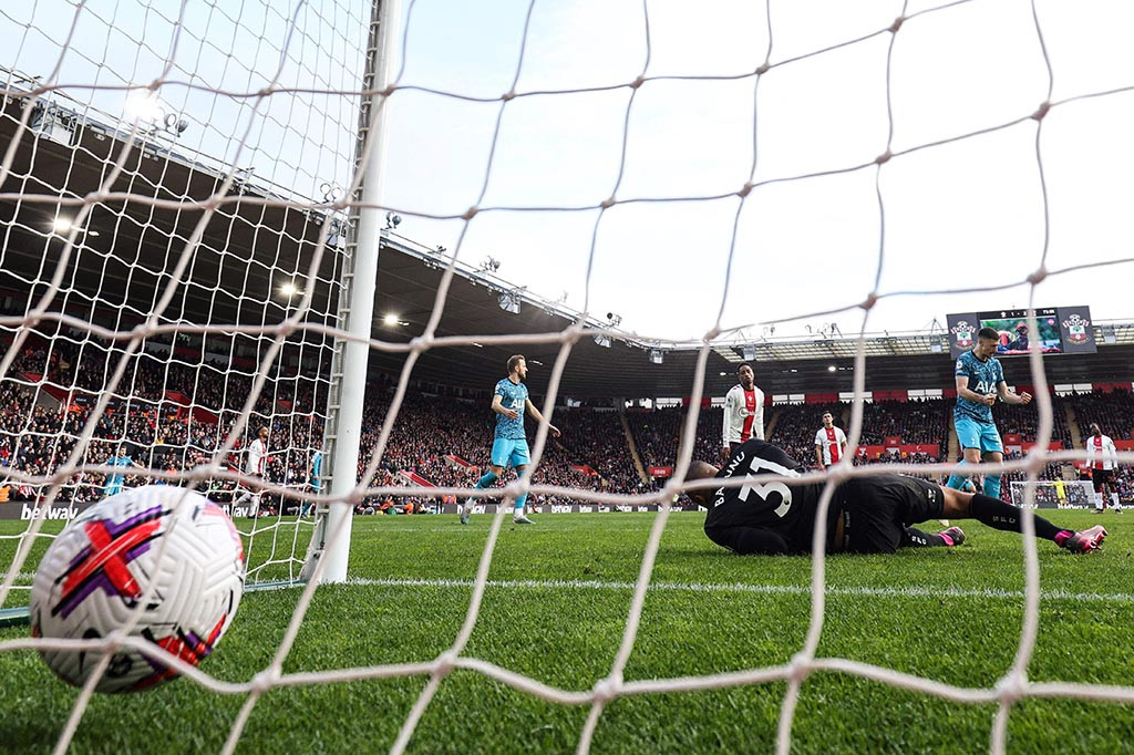 Gol itu membuat Tottenham menaikkan tempo permainan mereka. Mereka kembali unggul pada menit ke-65 saat umpan silang Dejan Kulusevski mampu disundul Kane ke pojok atas gawang Gavin Bazunu. Kedudukan menjadi 2-1.