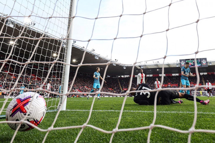 Gol itu membuat Tottenham menaikkan tempo permainan mereka. Mereka kembali unggul pada menit ke-65 saat umpan silang Dejan Kulusevski mampu disundul Kane ke pojok atas gawang Gavin Bazunu. Kedudukan menjadi 2-1.