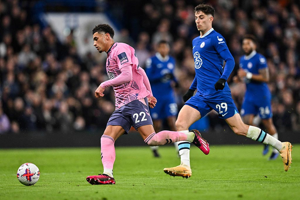 Everton baru bisa menyamakan kedudukan pada menit ke-69. Bermula dari sepak pojok, Abdoulaye Doucore bisa menanduk bola masuk ke gawang Chelsea setelah meneruskan sundulan Tarkowski. Kedudukan menjadi imbang 1-1.