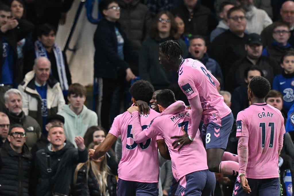 Menerima bola di daerah pertahahan Chelsea, Ellis Simms berhasil melewati Koulibaly sebelum melepaskan tendangan jarak dekat yang gagal dibendung Kepa Arrizabalaga. Skor menjadi 2-2