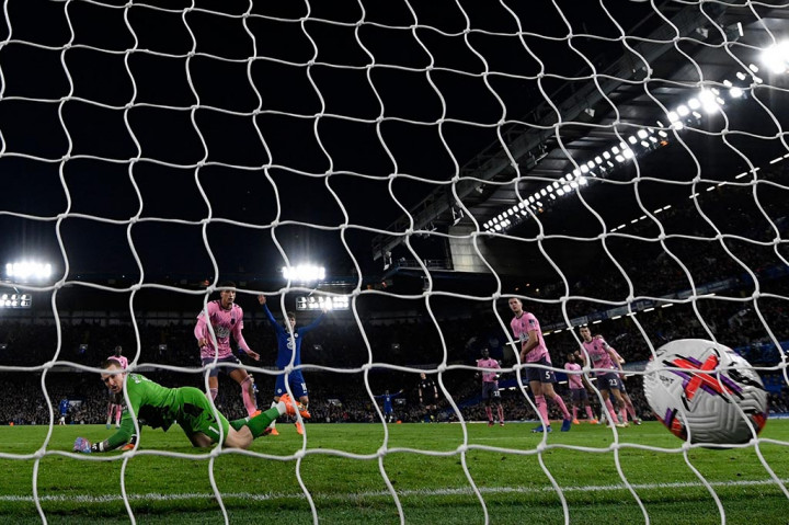 Michael Keane gagal membuang bola dengan sempurna dan mengarah ke Joao Felix yang langsung melepaskan sepakan kaki kiri ke pojok kanan bawah gawang Everton. Skor menjadi 1-0.