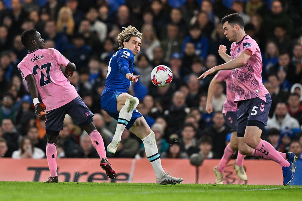 Laga Chelsea vs Everton harus berakhir imbang 2-2 dalam lanjutan pekan ke-28 Liga Inggris di Stamford Bridge pada Minggu, 19 Maret 2023 dini hari WIB.