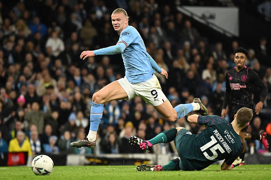 Haaland menggandakan keunggulan City tiga menit kemudian. Penyerang asal Norwegia itu menjebol gawang Burnley setelah menerima bola dari Phil Foden di sisi kiri. Tuan rumah unggul 2-0.
