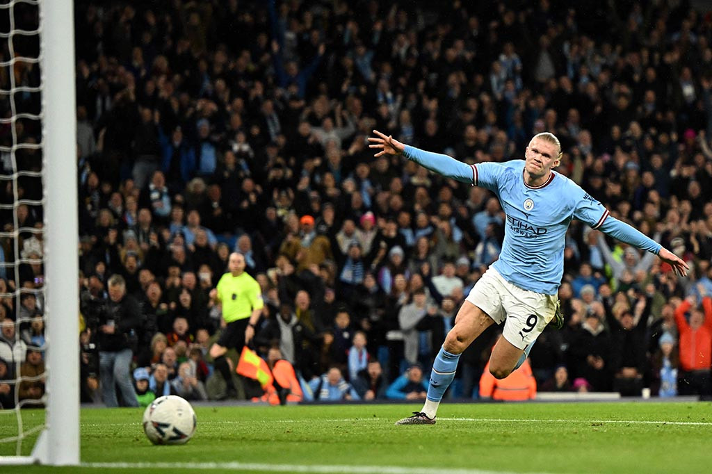 Manchester City membuka keunggulan pada menit ke-32. Umpan Julian Alvarez dari sisi kiri dituntaskan Haaland dengan gol untuk mengubah skor menjadi 1-0.