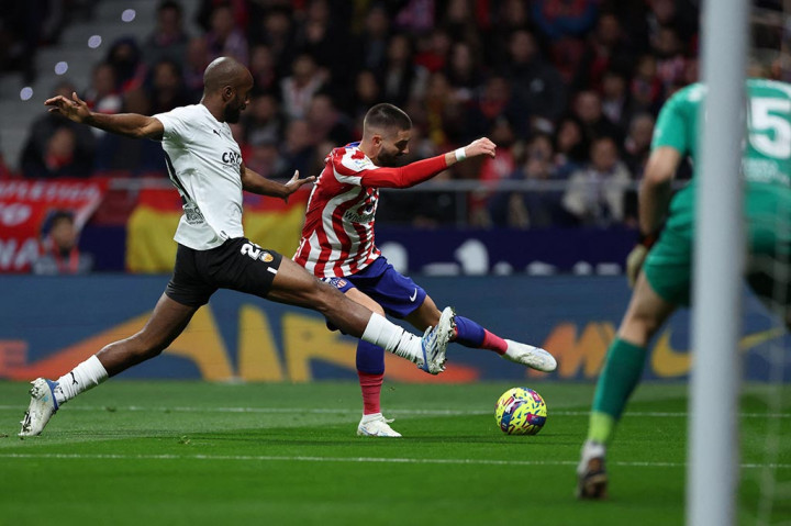 Dua menit kemudian, Atletico Madrid akhirnya bisa menggandakan keunggulan mereka. Kali ini giliran Yannick Carrasco yang mencatatkan namanya di papan skor setelah menuntaskan umpan dari Rodrigo De Paul dengan tendangan di dalam kotak penalti. Los Rojiblancos unggul 2-0.