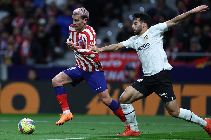 Antoine Griezmann mencetak gol untuk Atletico lewat tendangan kaki kirinya usai menuntaskan umpan dari Llorente. Skor menjadi 1-0.