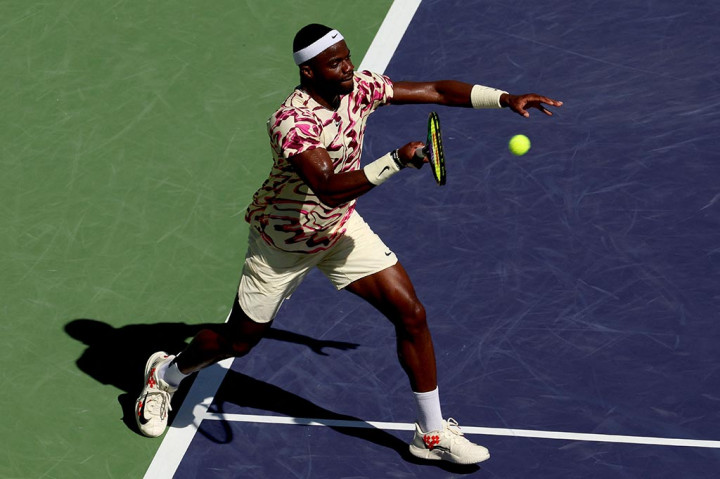 Medvedev tiba-tiba menerobos di gim ke-11, backhand Tiafoe menyangsang di net memberinya break point yang dikonversi Medvedev dengan pukulan forehand untuk mengakhiri reli, dan akhirnya mengantongi set
pertama.