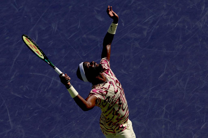 Medvedev, yang tidak menunjukkan tanda-tanda masalah dari pergelangan kaki kanannya yang terpelintir saat menang di babak keempat atas Alexander Zverev, menunjukkan kesabaran saat dia melemahkan Tiafoe di set pertama.