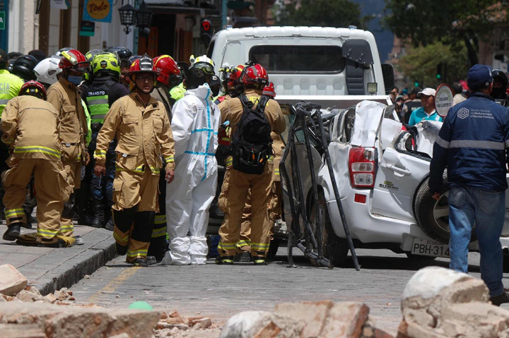 Bangunan dan kendaraan yang hancur, serta puing-puing terlihat di kota-kota seperti Machala dan Cuenca di Ekuador, saat petugas penyelamat bergegas memberikan bantuan, dan penduduk yang panik berlarian ke jalan.