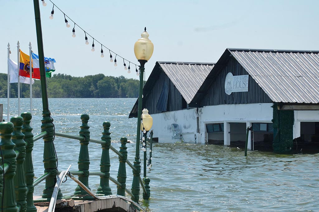 Otoritas seismologi Peru awalnya melaporkan besarnya gempa M 7,0, tetapi beberapa jam kemudian menurunkan besarnya menjadi M 6,7.