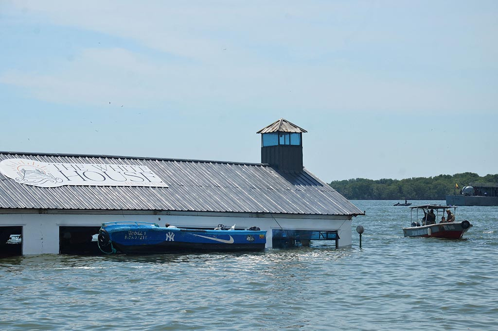 Gempa susulan pertama berkekuatan M 4,8 tercatat di Balao, Ekuador. Angkatan Laut Ekuador mengatakan tidak ada ancaman tsunami.