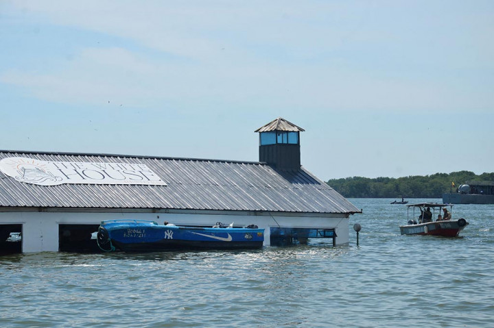 Gempa susulan pertama berkekuatan M 4,8 tercatat di Balao, Ekuador. Angkatan Laut Ekuador mengatakan tidak ada ancaman tsunami.