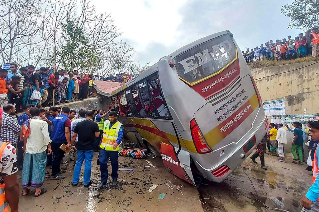 Sedikitnya 19 orang tewas dan 25 lainnya luka-luka setelah sebuah bus menabrak pagar jalan raya dan terjun ke selokan pinggir jalan, di Bangladesh, Minggu, 19 Maret 2023.