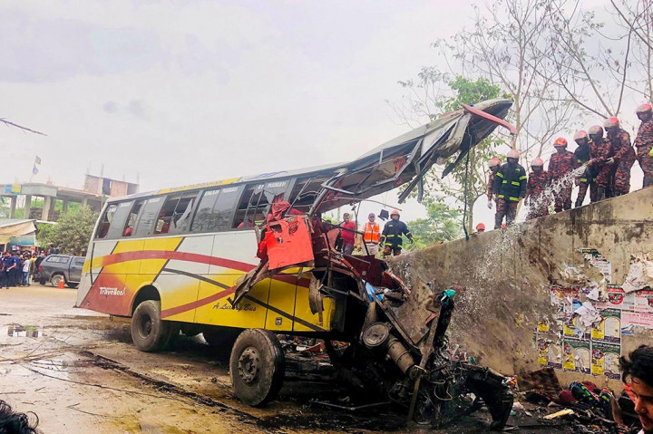Kecelakaan di jalan sering terjadi di Bangladesh karena kendaraan dan jalan yang tua dan tidak terawat, serta pengemudi yang kurang terlatih.