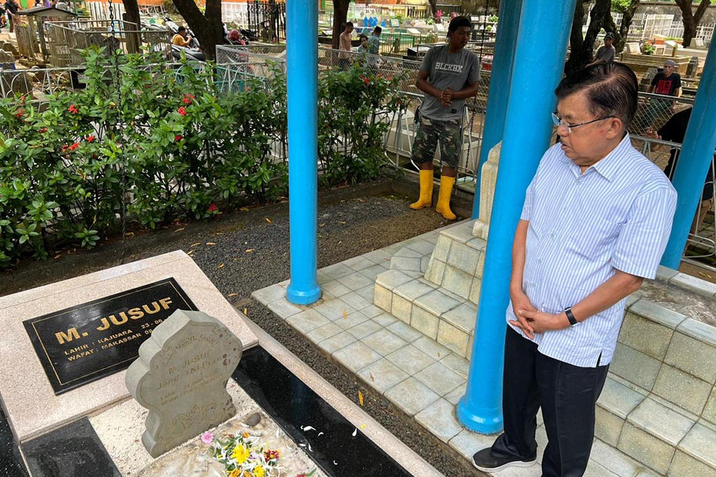 Selain itu, ia juga nyekar di makam Jenderal M Jusuf, yang merupakan salah satu tokoh panutannya, di Pemakaman Panaikang Makassar, karena Almarhum Jenderal M Jusuf enggan dimakamkan di taman makam pahlawan.