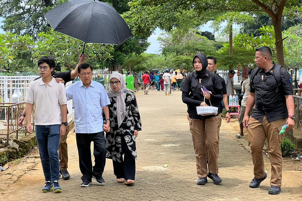 Sebelum bertolak kembali ke Jakarta, setelah beberapa hari berada di Sulawesi Selatan, Jusuf Kalla bersama istri Mufidah Kalla, nyekar ke makam kedua orang tuanya, Hadji Kalla dan Hj Athira, di Pemakaman Arab, Jalan Kandea, Makassar, Minggu, 19 Maret 2023.