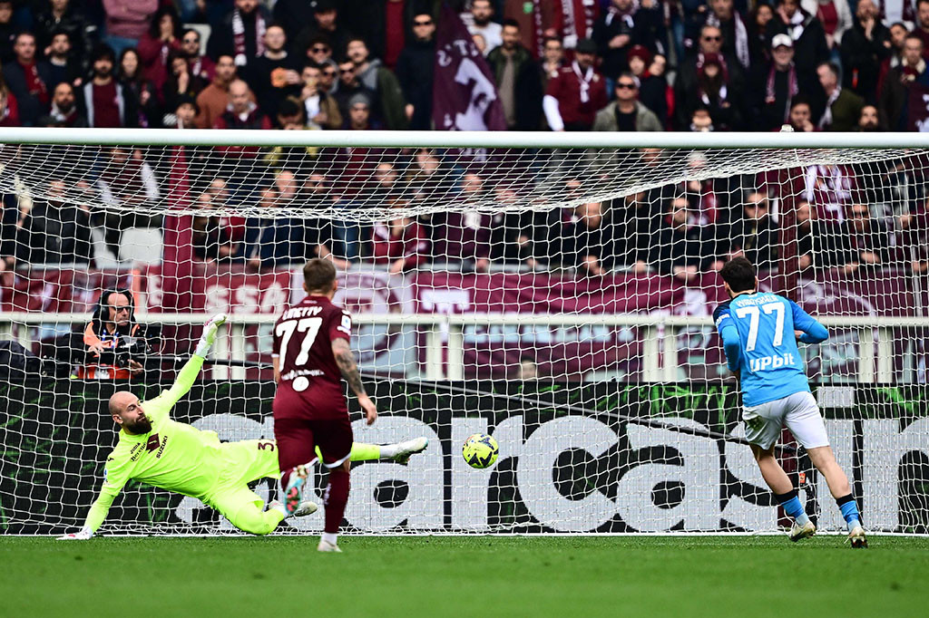 Napoli mendapatkan hadiah penalti setelah Kvaratskhelia dilanggar Karol Linetty. Kvaratskhelia maju sebagai eksekutor dan mampu mengonversikan tendangannya menjadi gol pada menit ke-35. Babak pertama berakhir dengan skor 2-0.